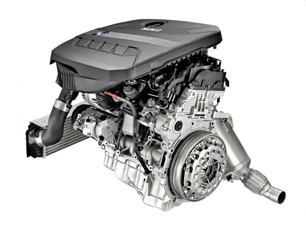 Silnik diesla BMW N47 z widocznym turbosprężarką i sprzęgłem.