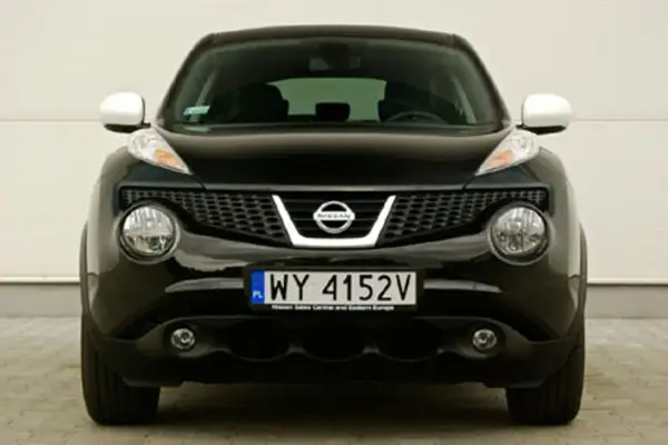 Czarny Nissan Juke 1.6 benzyna z charakterystycznymi okrągłymi światłami i kratką.