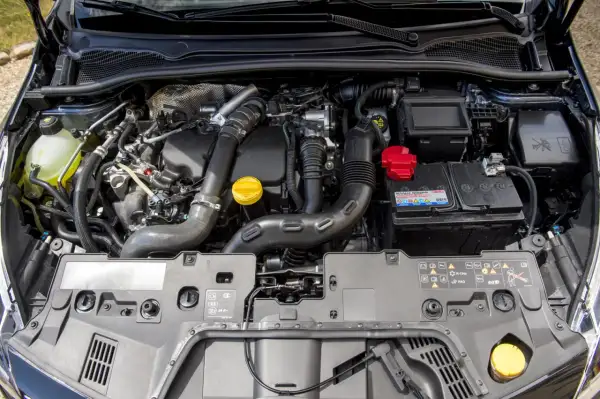 Silnik 1.2 tce z turbosprężarką, akumulatorem i przewodami.
