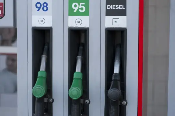 Dwa dystrybutory z zielonymi końcówkami do benzyny (98, 95) i jeden z czarną do DIESEL. Silnik wysokoprężny to diesel, nie benzyna.
