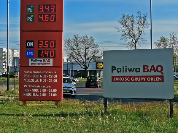 Cena gazu LPG na stacji BAQ to 1.40. Obok widnieje cena ON 3.50.