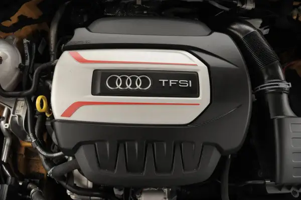 Silnik 2.0 TSI z logo Audi. Moc i precyzja w jednym.