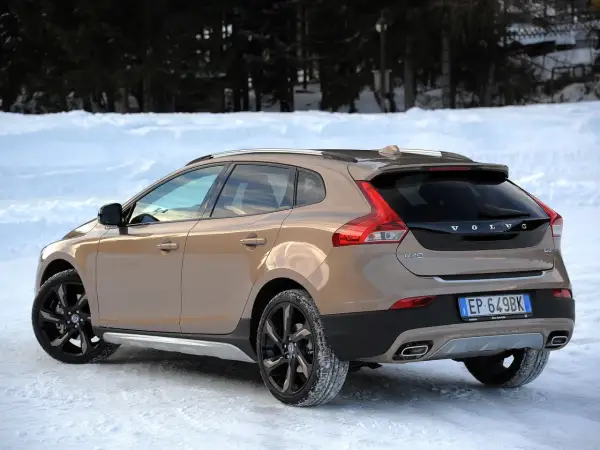 Brązowe Volvo V40 D2 Cross Country na śniegu, gotowe na zimowe wyzwania.