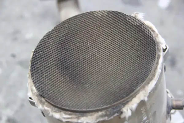 Siatka filtra cząstek stałych (DPF). To właśnie dpf co to jest, odpowiada za oczyszczanie spalin z sadzy.