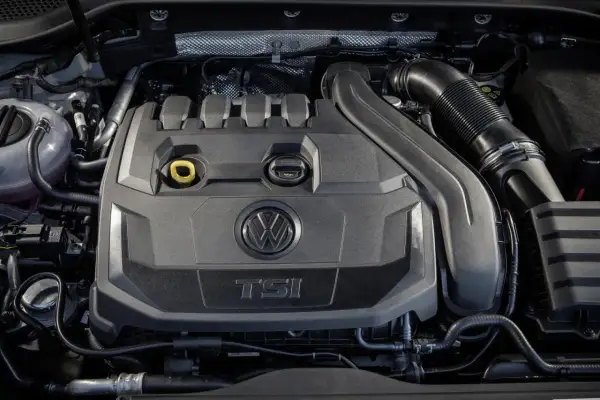 Silnik 1.5 TSI Volkswagena z widocznym logo i oznaczeniem.