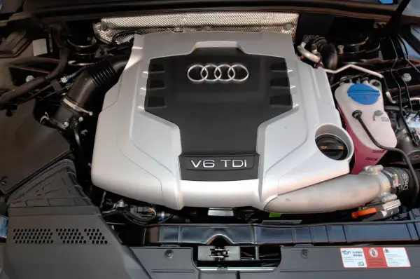 Silnik V6 TDI Audi z widocznym logo i oznaczeniem. Gotowy do pracy, zapewnia moc i wydajność.