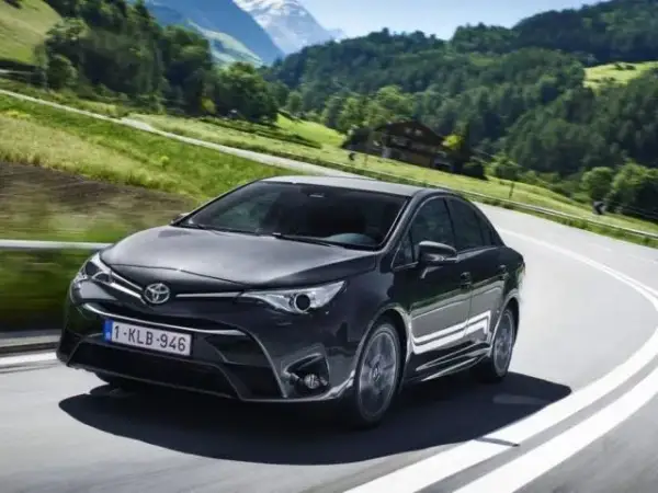 Ile pali Toyota Avensis 1.8 benzyna? Sprawdź realne zużycie paliwa