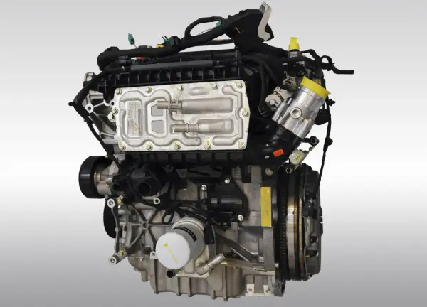Silnik 1.5 EcoBoost, często chwalony w opiniach za dynamikę i oszczędność. Widoczny element układu paliwowego.