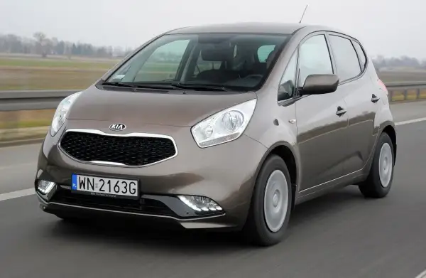 Brązowa Kia Venga 1.4 benzyna w ruchu drogowym.