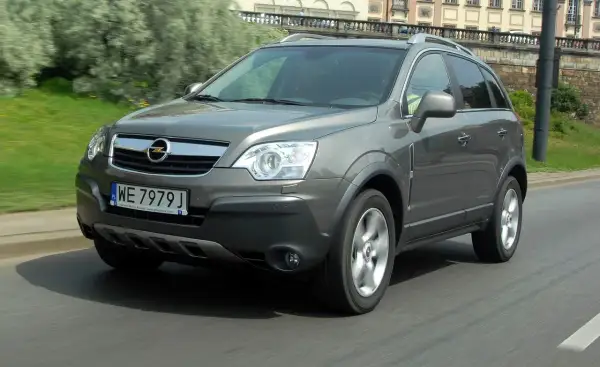Szary Opel Antara 2.0 CDTI w ruchu miejskim.